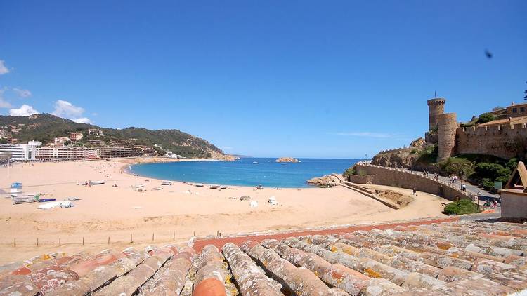 Relax en la terraza observando la playa y el castillo de Tossa de Mar