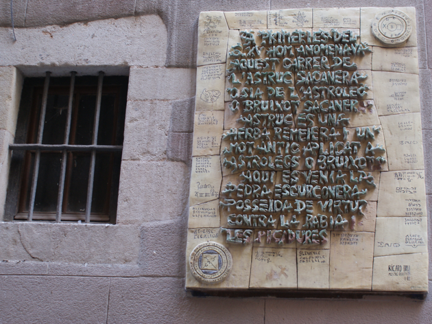 La placa del mag del carrer Estruc La placa del mag del carrer Estruc