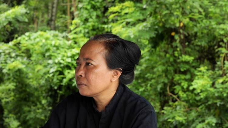 A video grab of a balinese women in a jungle, taken from Leyla Stevens' artwork Kidung/Lament