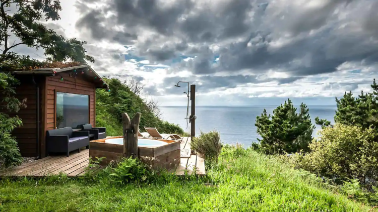 Con bañera al aire libre, en Asturias