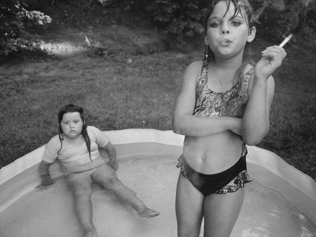 Amanda y su prima Amy, Valdese, Carolina del Norte, Estados Unidos, 1990 Exposició Vide de dones, de Mary Ellen Mark