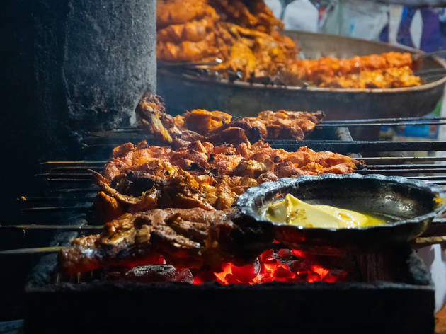 Spicy,Chicken,Seekh,Kababs,Are,Being,Grilled,With,Charcoal,In Kebabs