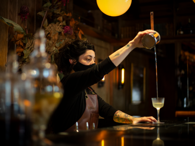 Gabriela Lozada, head bartender de Brujas