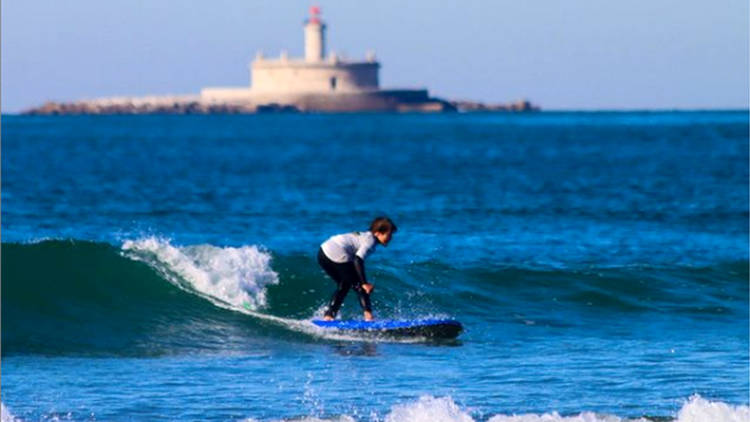 Jump on a surfboard with Green Wave Cascais