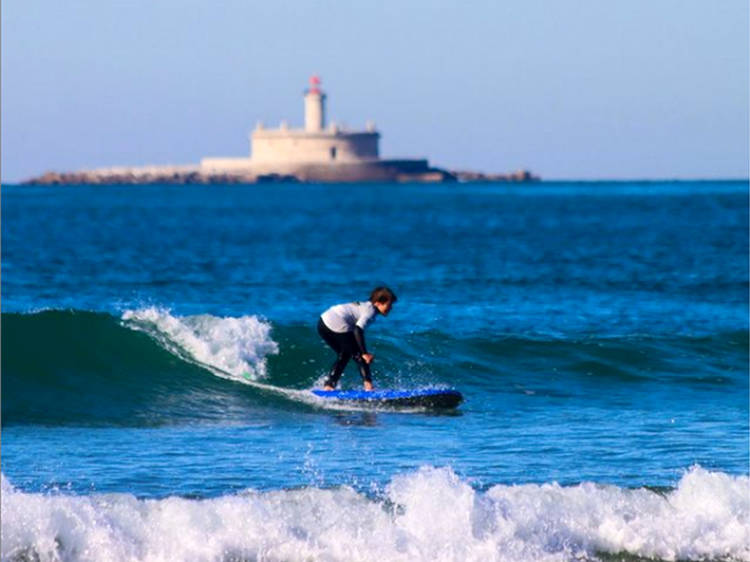 Jump on a surfboard with Green Wave Cascais