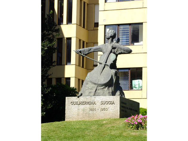 Estátua de Guilhermina Suggia Estátua de Guilhermina Suggia