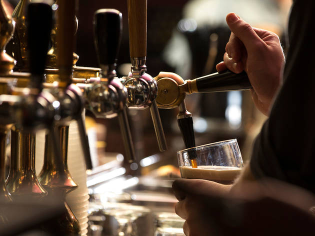 Sortidor de cervesa irlandesa a un pub Pub irlandès