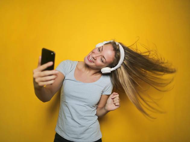 Mulher com headphones headphones