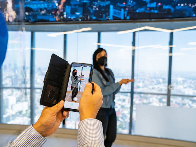 Cetro mirador en el WTC Interior de un mirador con una mujer posando ante un celular