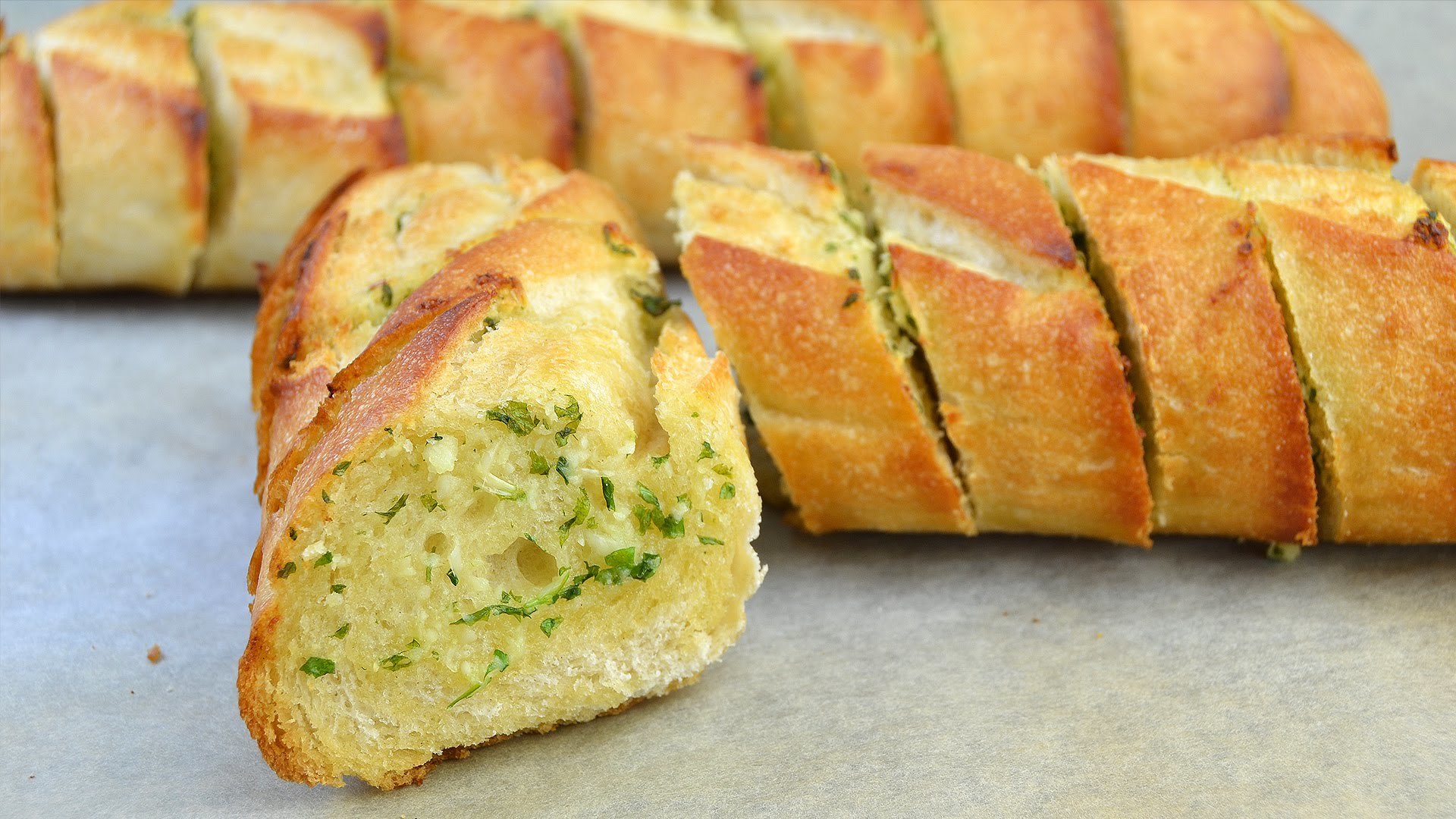 Хлеб с сыром и чесноком рецепт. Чесночный багет. Чесночный хлеб. Хлеб с сыром и зеленью. Хлеб с чесноком и зеленью.