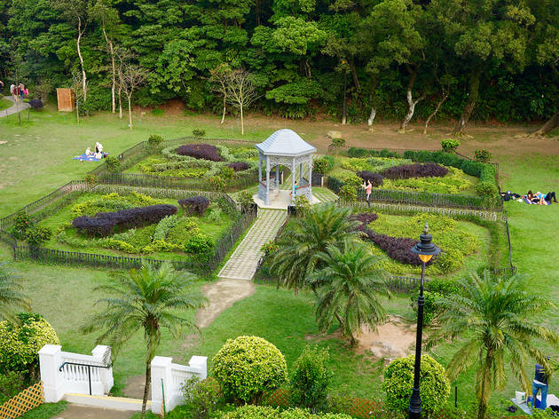 Victoria,Peak,Garden,,Central,,Hong,Kong,-,26,April,2020: Victoria Peak Garden, Central, Hong Kong - 26 April 2020: Capture the beautiful view of the Victoria Peak Garden under sunset