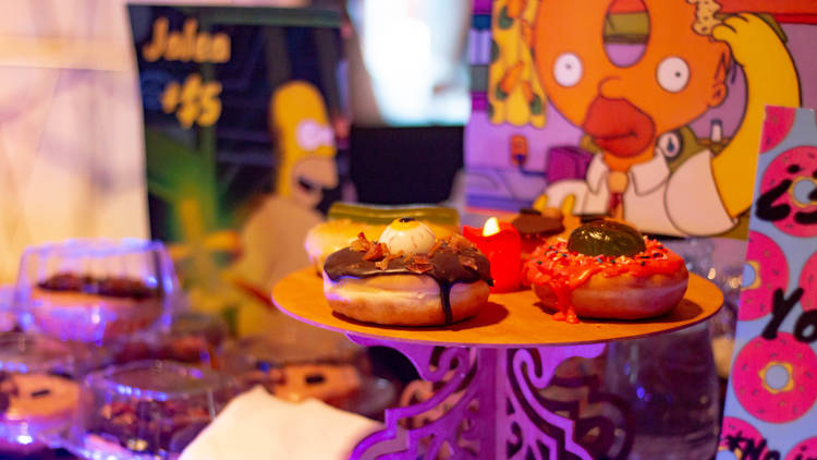 Mesa de donas en el Simpson Weekend Fest