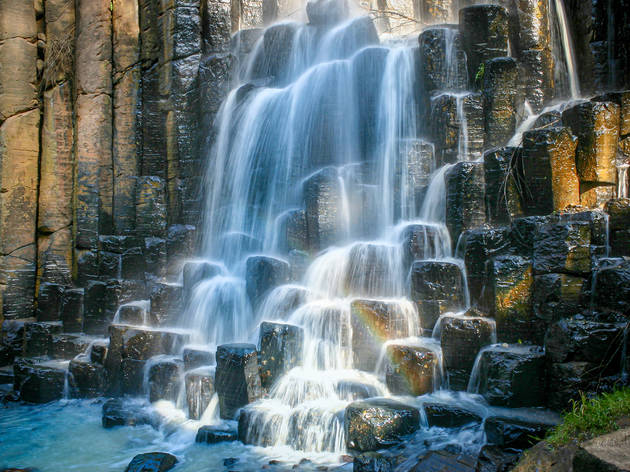 Prismas Basálticos en Huasca de Ocampo Hidalgo Caída de cascada sobre rocas en forma de prismas