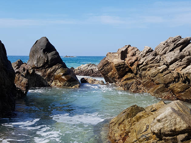 Puerto Escondido Playa de Puerto Escondido con rocas en el mar