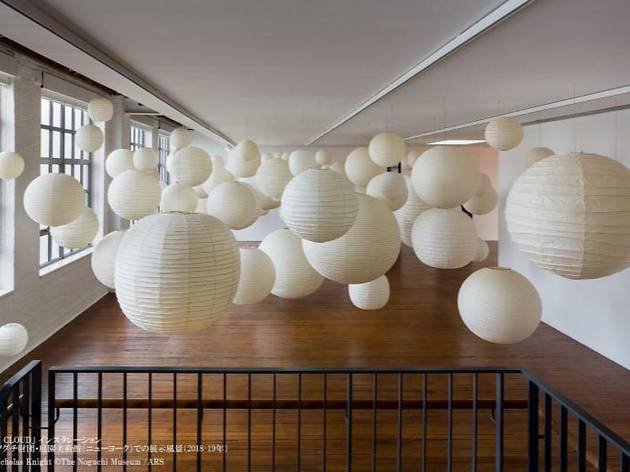 『AKARI CLOUD』インスタレーション イサム・ノグチ財団・庭園美術館(ニューヨーク)での展示風景(2018-19年)Photo:Nicholas Knight ©The Noguchi Museum /ARS 『AKARI CLOUD』インスタレーション イサム・ノグチ財団・庭園美術館(ニューヨーク)での展示風景(2018-19年)Photo:Nicholas Knight ©The Noguchi Museum /ARS