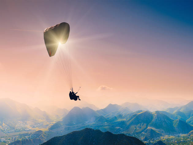 Vuelo en parapente Imagen aérea de una persona volando en parapente