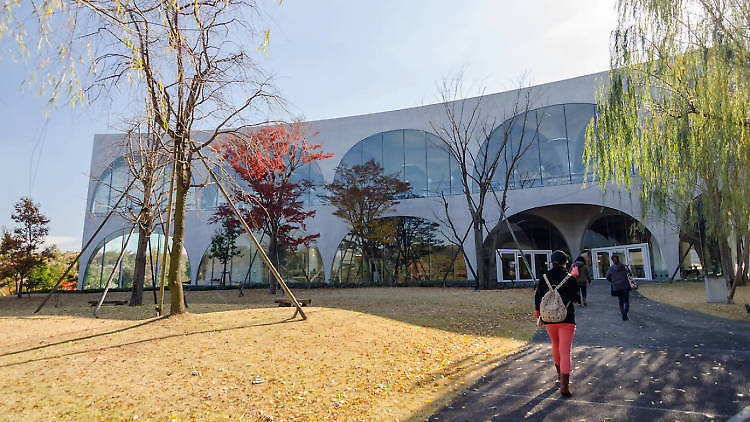 多摩美術大学 八王子図書館（Photo: Siraanamwong/Dreamstime）