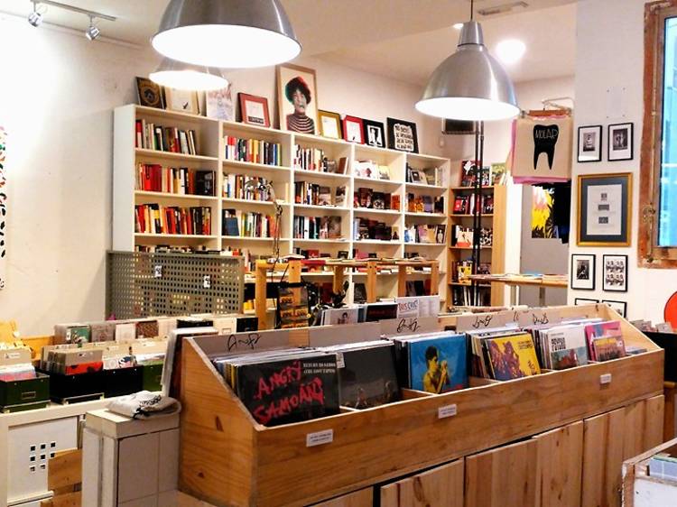 Librería especializada en libros interesantes, diferentes