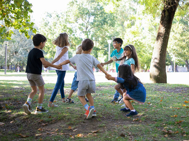 Fiestas infantiles al aire libre Niños jugando en un parque
