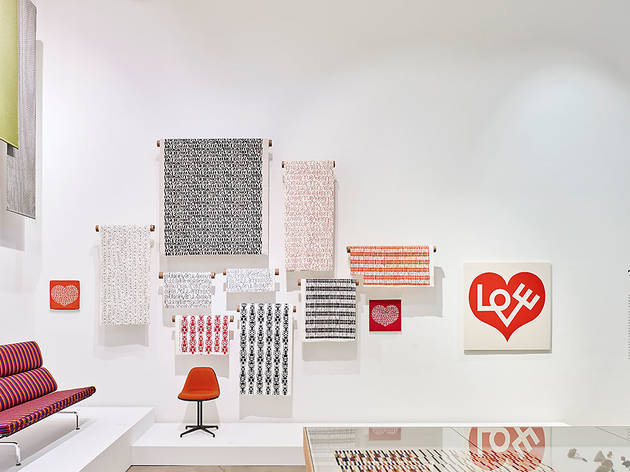 Alexander Girard, diseñador de interiores y artista textil, en su estudio Alexander Girard, diseñador de interiores y artista textil, en su estudio