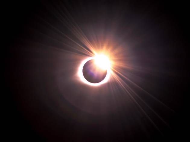 eclipse do sol Apocalipses – Os Vários Fins do Mundo da História de Portugal (Contraponto, 16,60€)