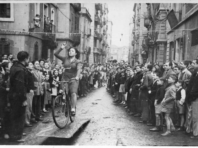 Noia en bicicleta, de l'exposició Relats revelats Noia en bicicleta, de l'exposició Relats revelats