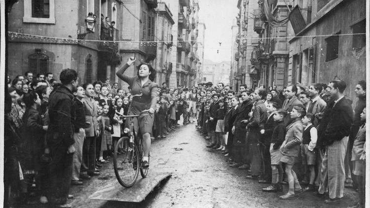 Noia en bicicleta, de l'exposició Relats revelats