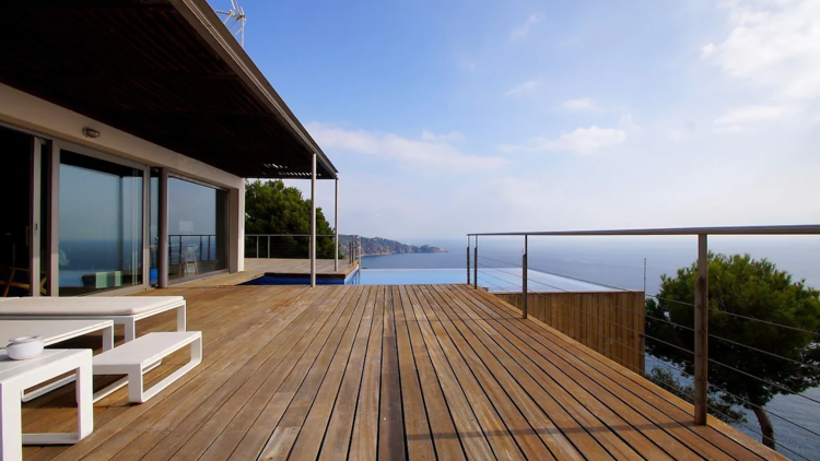 Amb piscina infinita sobre el Mediterrani, a Sant Feliu de Guíxols