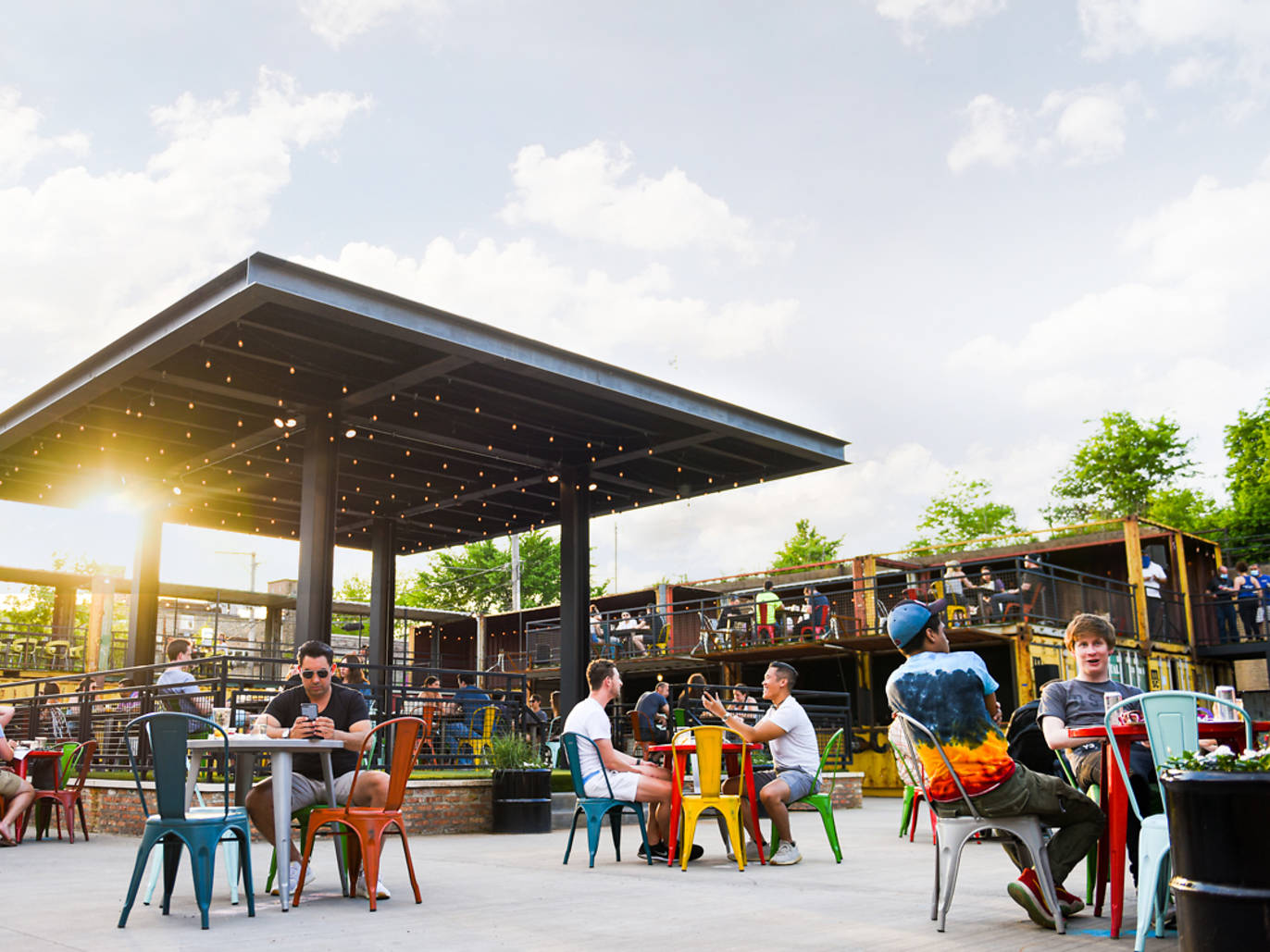33 Best Outdoor Bars and Patios in Chicago for Outdoor Drinking