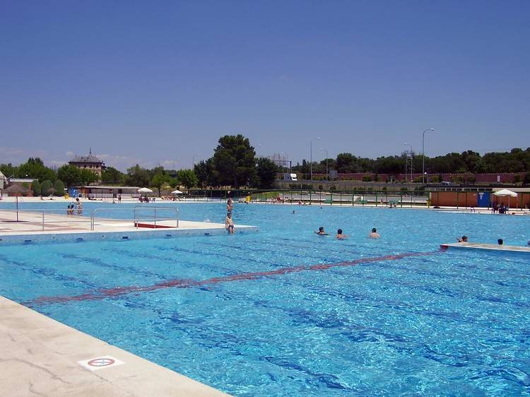 Darte un baño en una piscina pública