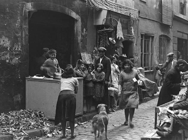Foto de Margaret Michaelis al carrer de l’Om, 10 d’abril de 1934 Foto de Margaret Michaelis al carrer de l’Om, 10 d’abril de 1934