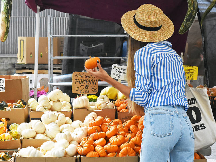 Taste your way through a local farmers market 