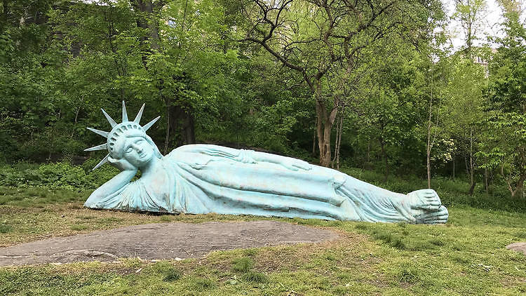 ニューヨークに横たわる自由の女神像が出現