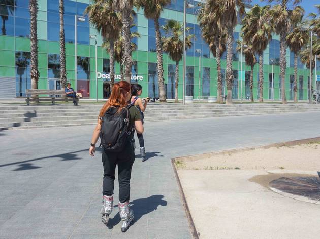Barcelona,,Spain.,May,15-2019:,Girls,Skating,Along,The,Barceloneta,Promenade. BARCELONA, SPAIN. May 15-2019: Girls skating along the Barceloneta promenade.