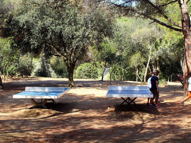 Parc del Castell de l'Oreneta, taules de ping-pong Parc del Castell de l'Oreneta, taules de ping-pong