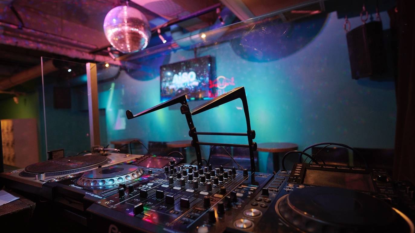 Aisotope Lounge | LGBTQ+ in Shinjuku-Nichome, Tokyo