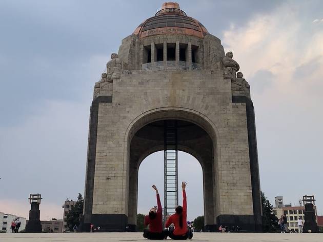 Danza digital INBAL Bailarinas enfrente del Monumento a la Revolución como parte de la programación del INBAL digital