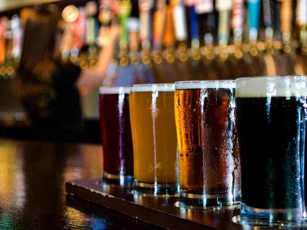 Cervezas en Mara & Co Fila de vasos cerveceros con cerveza de distintos estilos