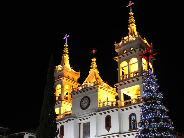 Mazamitla Iglesia blanca iluminada