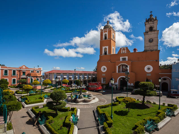 Real del Monte Toma abierta de plaza con jardines e iglesia