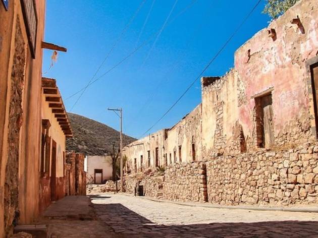 Cerro de San Pedro Toma abierta de una calle empedrada con fachadas desgastadas
