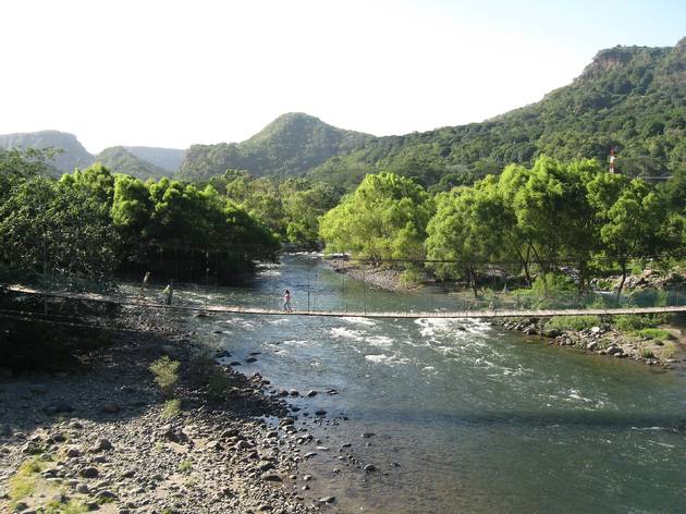 Jajomulco Toma abierta de río con puente colgante