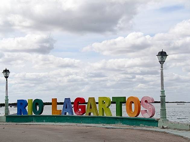 Río Lagartos Toma abierta de letras gigantes que dicen Río Lagartos