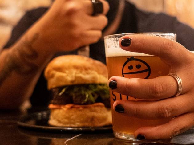 La Buena Muchacha, hamburguesa de suadero en Cencerro La Buena Muchacha, hamburguesa de suadero en Cencerro