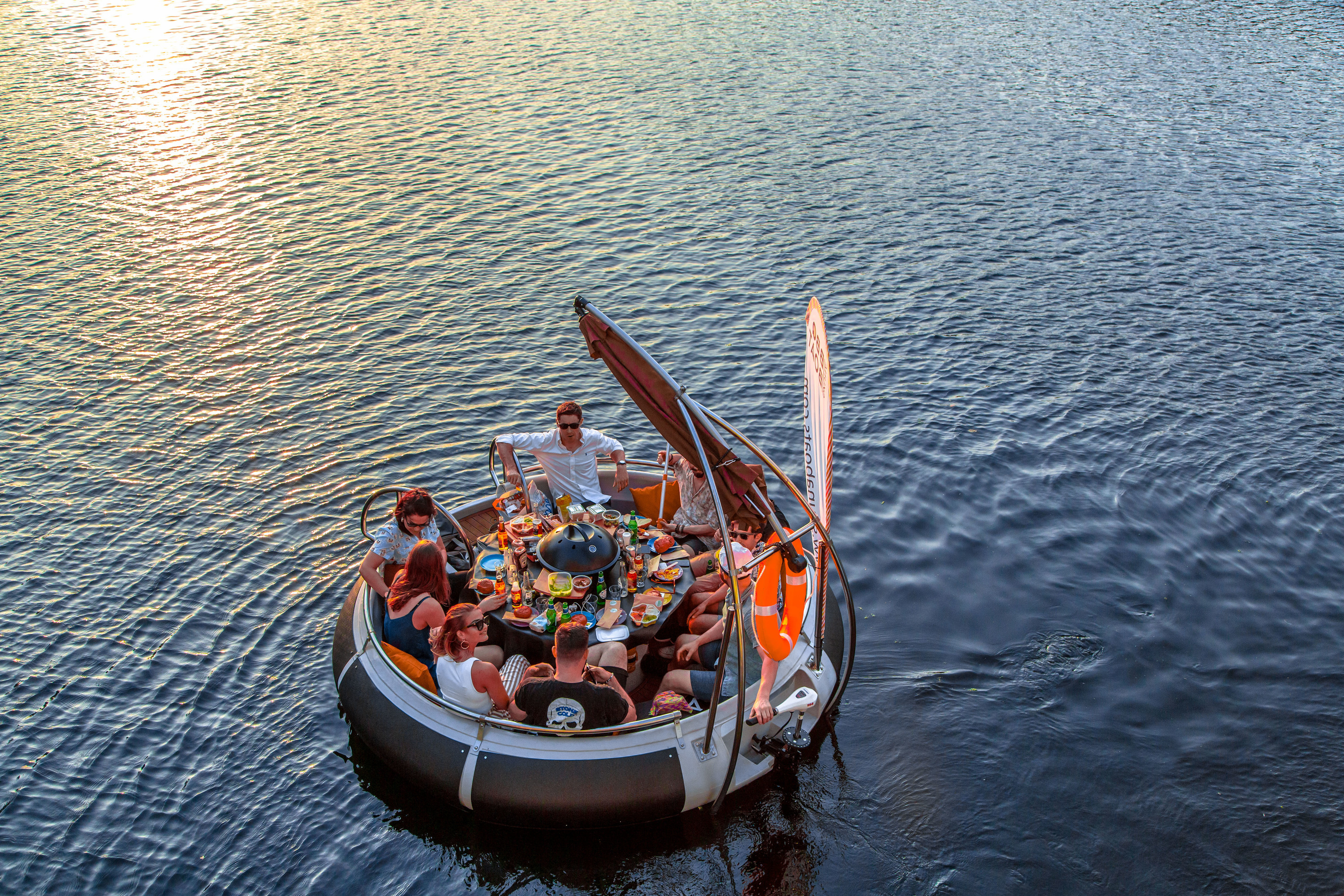 kogel Blokkeren Onzuiver London's BBQ Boats are back at West India for summer