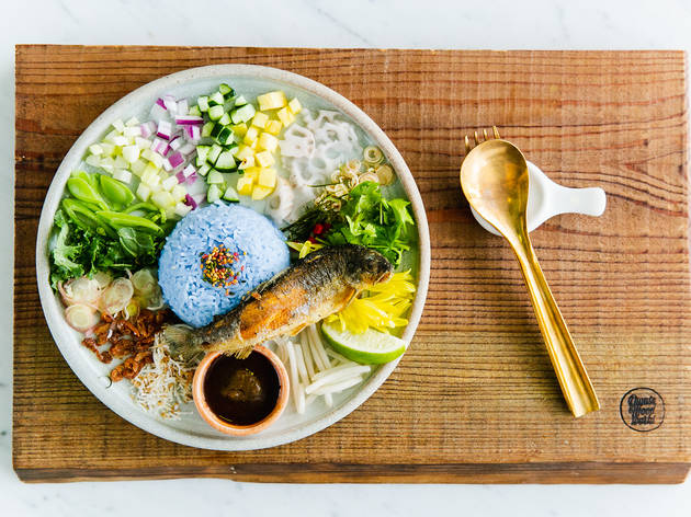 チョンプートクシュウ 各メディアが取り上げた青い『カオヤム』は名物料理(Photo: Keisuke Tanigawa)