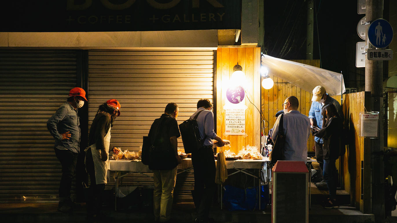 夜にだけ開店、食品ロスや失業者支援に挑戦するベーカリーとは