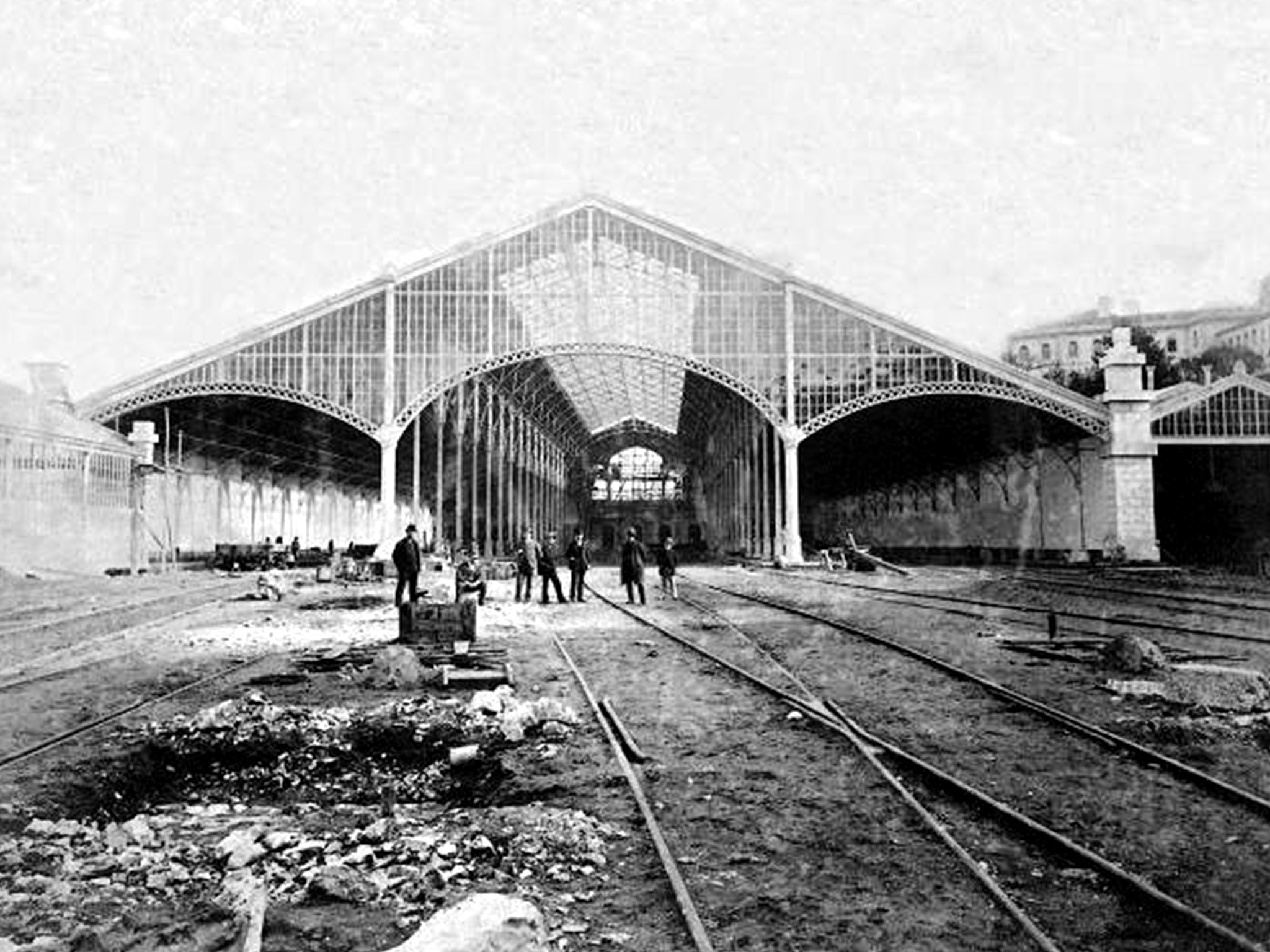 Pátio das Antigas, Lisboa de Antigamente, Construção da Estação do Rossio, Comboios