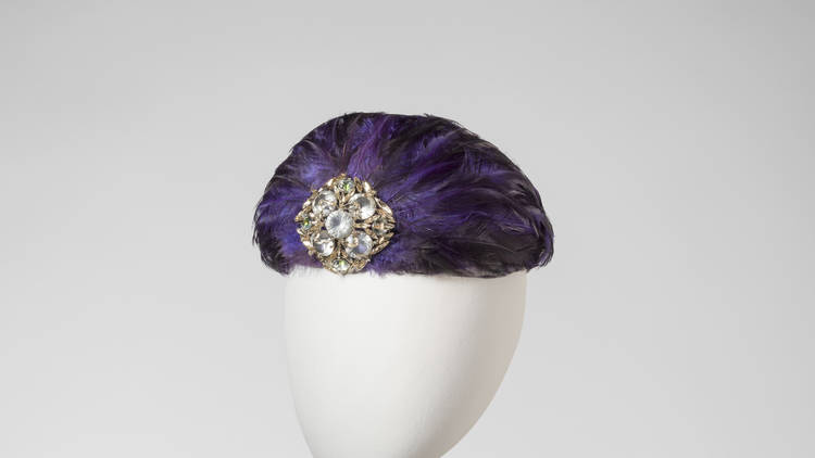 Toque violette et bijou doré. Casquet, agost de 1959