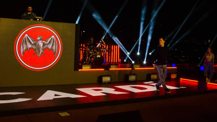 Escenario con logo de bacardi y cantante guaynaa al fondo